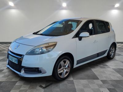 la petite voiture blanche est garée dans la pièce au sol en damier