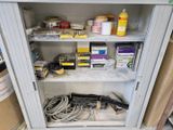 une armoire qui contient beaucoup d'outils
