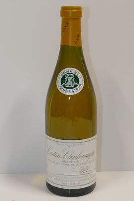 une bouteille de vin posée sur une table