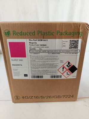une boîte en plastique rose posée sur une table blanche