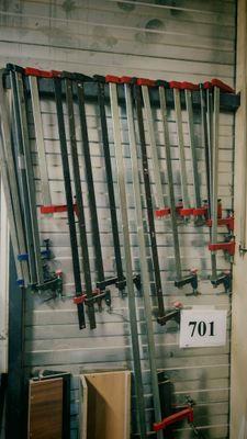 un grand nombre d'outils accrochés au mur