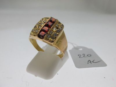 une photo d'une bague en or sertie de grenats, avec une étiquette de prix