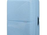 La valise est bleue ; elle est équipée de roulettes et d'une poignée.