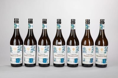 six bouteilles de vin sont alignées sur une table