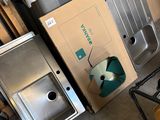 beaucoup d'objets posés sur le sol
