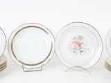 quatre assiettes sont alignées les unes à côté des autres sur une surface blanche