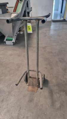 une photo d'un petit diable dans un garage