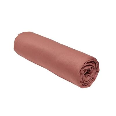 un rouleau de tissu rose sur fond blanc