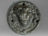 un gros plan de la tête d'un lion sur un mur