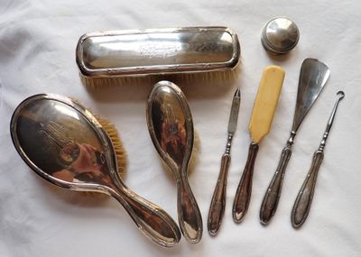 Nécessaire de toilette en argent fourré comprenant trois bro…