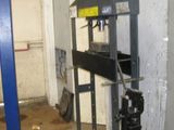 l'image d'une machine dans un garage