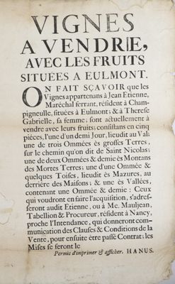 un vieux livre écrit posé sur une table