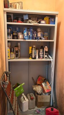 une étagère sur laquelle sont posés divers objets