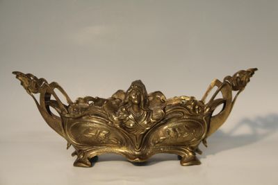 Jardinière en régule à décor de masques de femme.