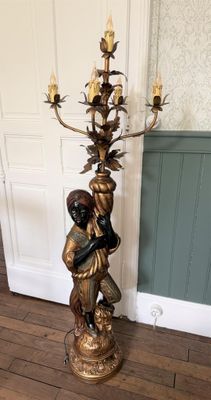 statue en bronze représentant un garçon et une fille tenant un candélabre