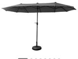 le parasol est ouvert et prêt à être utilisé sur la terrasse