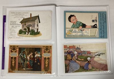 quatre cartes postales représentant des personnes et des bâtiments, posées sur une table