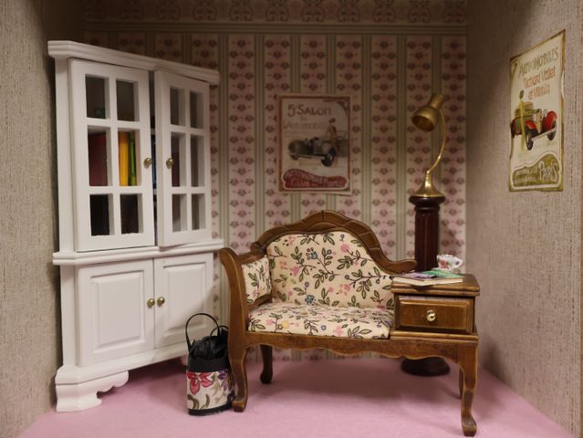 Diorama. Composition miniature, dans une vitrine en bois, vitre e...