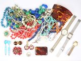 beaucoup de bijoux sur une surface blanche