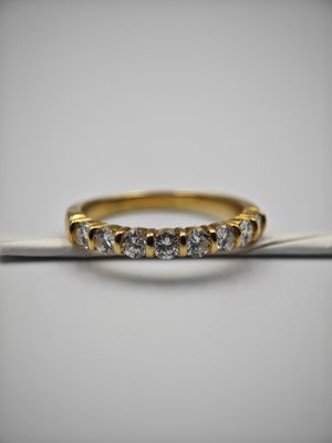 une bague en or jaune sertie de cinq diamants