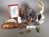 une photo représentant une collection de sculptures de mains et un cadre photo