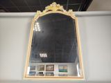 un grand miroir accroché au mur d'une pièce