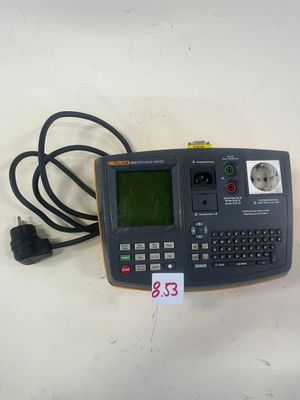 un gros plan d'un appareil électronique posé sur une surface blanche