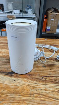 un purificateur d'air blanc posé sur une table en bois