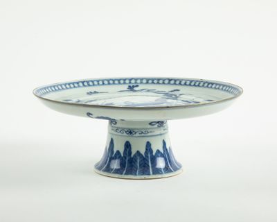 un bol bleu et blanc posé sur une table blanche