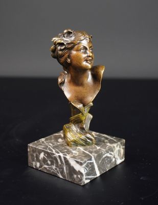 un buste de femme en bronze sur un socle en marbre