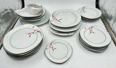 80 / CH-P3 / Service incomplet en porcelaine blanche à …