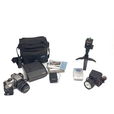 un appareil photo, un sac pour appareil photo, une clé USB, une clé USB, une clé USB, une clé USB et une clé USB clé clé clé