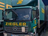 deux camions garés l'un à côté de l'autre dans un parking
