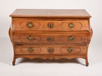 Commode tombeau en noyer mouluré ouvrant par trois tiroirs e…