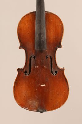 un vieux violon avec un archet sur fond blanc