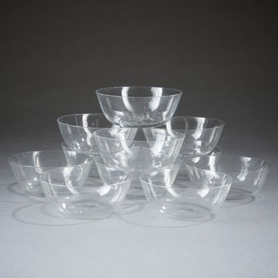 un grand nombre de verres à vin vides posés sur une table