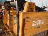un camion-benne jaune garé à l'intérieur d'un bâtiment