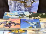 de nombreux modèles réduits d'avions posés sur une table