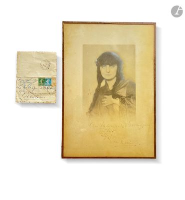 une vieille photo d'une femme tenant un chat à côté d'une feuille de papier