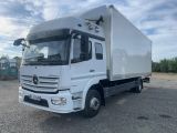 la photo d'un camion blanc garé sur un parking