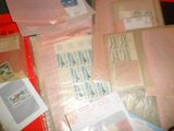de nombreux types d'enveloppes posées sur une table
