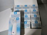 plusieurs boîtes de brosses à dents blanches posées sur un plan de travail blanc