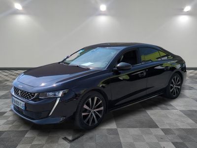 une voiture noire est garée sur le sol en damier d'un garage
