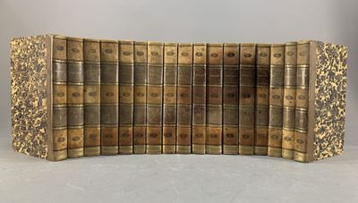 un ensemble de six livres anciens posés sur une surface blanche
