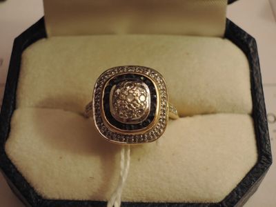 une bague qui se trouve dans une boîte sur une table