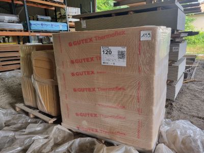 une pile de cartons posée sur une palette dans un entrepôt
