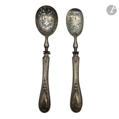 une paire de cuillères plaquées argent ornées de motifs floraux