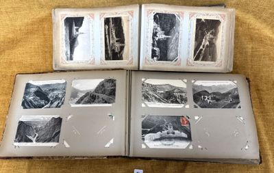 un livre ouvert, orné d'illustrations de montagnes, posé sur une table