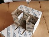 un verre à vin posé sur une boîte en carton