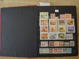 un dossier noir orné de timbres, posé sur une table